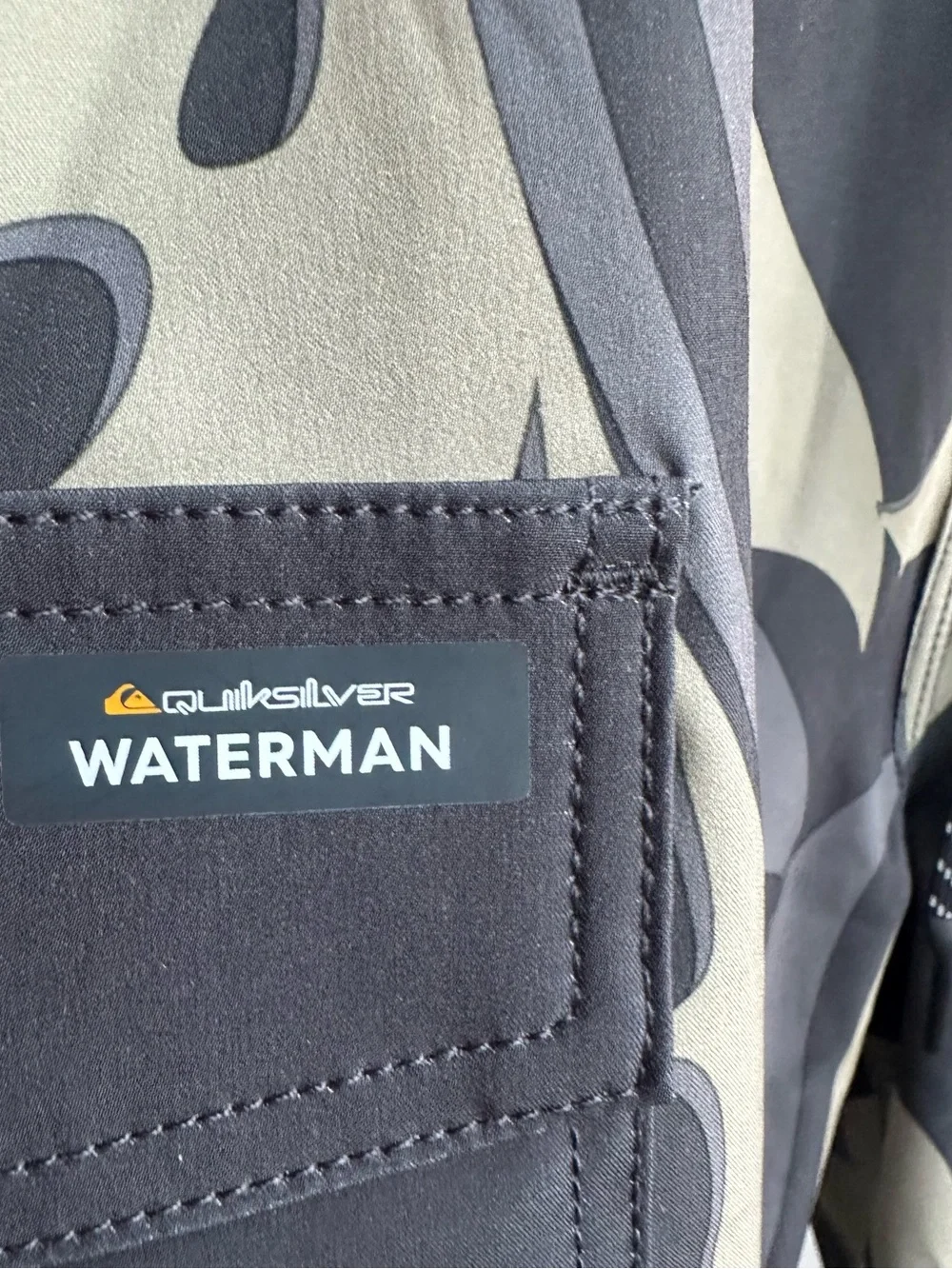 NWT Quiksilver Men’s Waterman Amphibian Tropical Camo Board Shorts Size 28